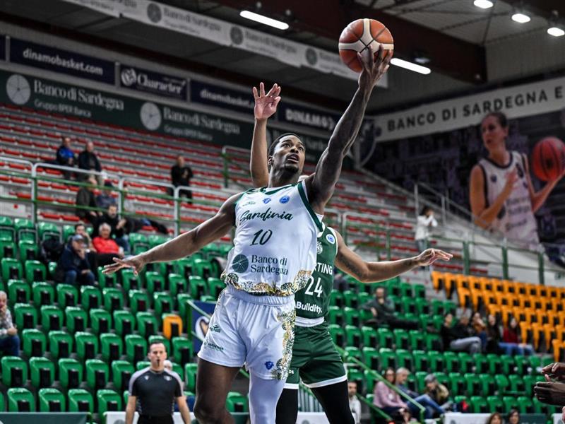 Dinamo, lezione di basket e carattere. Lo Sporting va al tappeto: 89-72