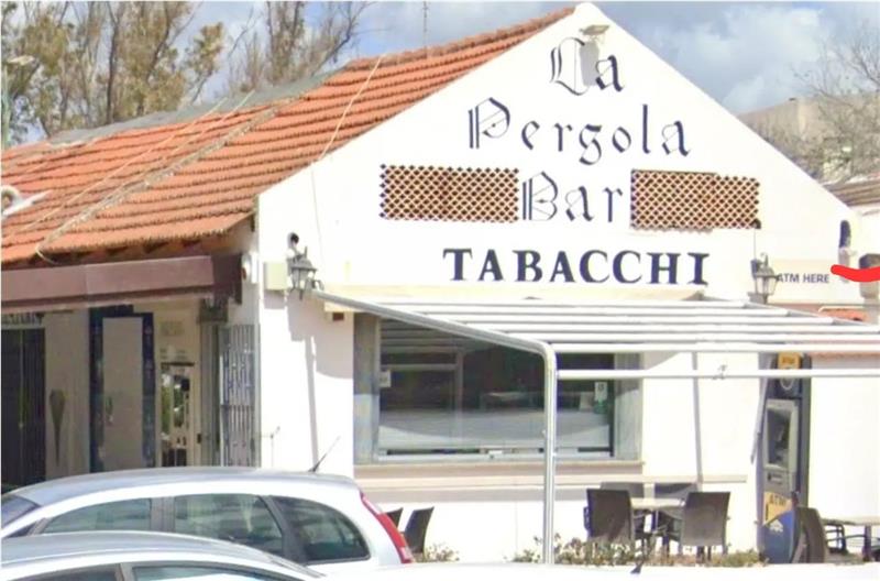 Alghero, rapinatore con la maschera di "La Casa di Carta" colpisce ancora - Messo in fuga dal tabaccaio: "gli ho lanciato le sigarette addosso"