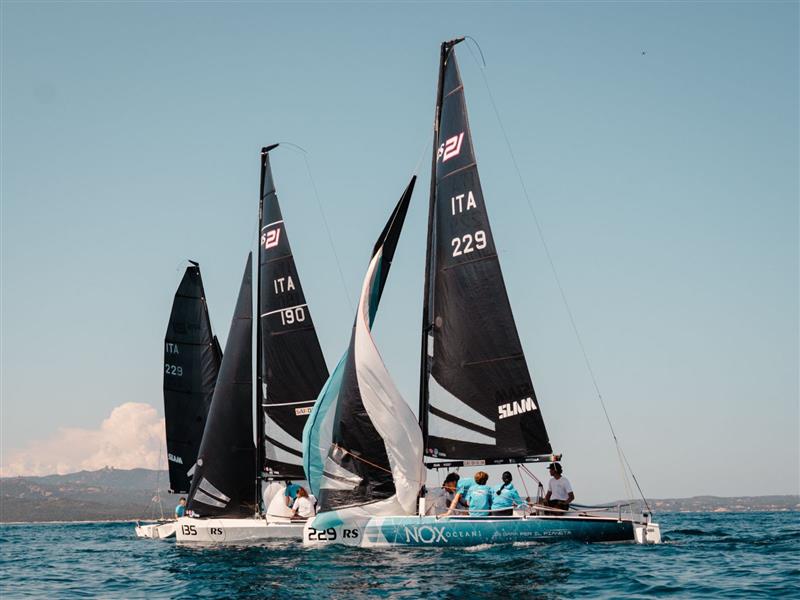 Vela, Cala dei Sardi: nasce G2 Challenge, il nuovo trofeo velico che unisce il Golfo di Cugnana al Lago di Garda