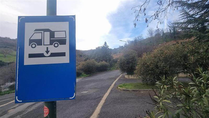Lascia la moglie in vestaglia sul ciglio della strada: "Non mi ero accorto di nulla"