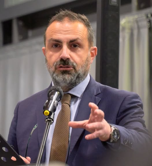 Alghero, aggressione ai Servizi Sociali. Pais (Lega): “Ora basta, dotiamo subito la Polizia Locale del taser e mettiamo in sicurezza il personale comunale”
