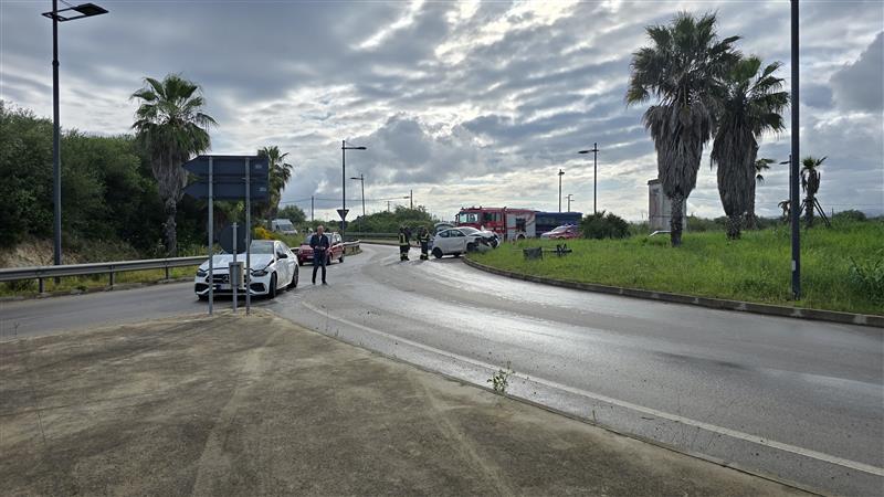 Incidente alla rotatoria di ingresso ad Alghero: traffico rallentato, intervengono i Vigili del Fuoco