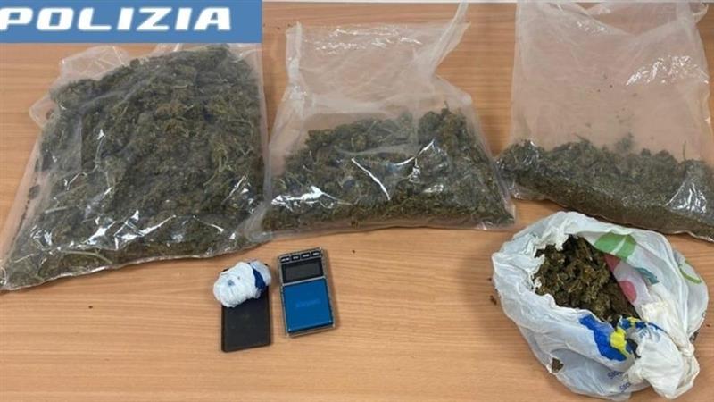 Iglesias, un chilo di droga sotto il materasso: arrestato un 25enne per spaccio