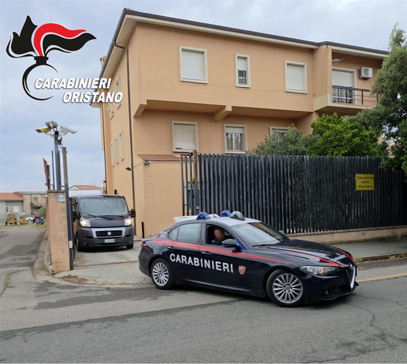 Armati di pistola sfondano la porta per trascinare a casa il parente in fuga: quattro arresti
