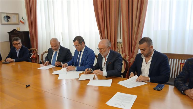 Istituzioni e imprese firmano il patto per i voli tutto l