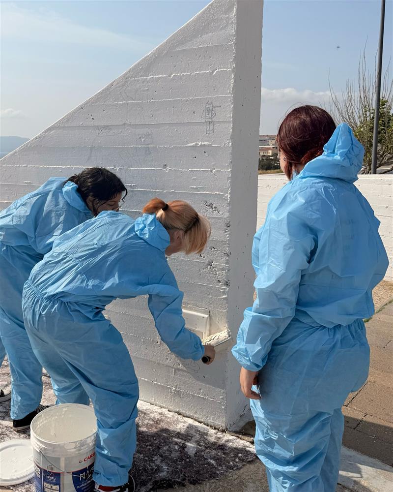 Alghero, le studentesse ripuliscono il colle del Balaguer: lezione di civiltà contro l’incuria