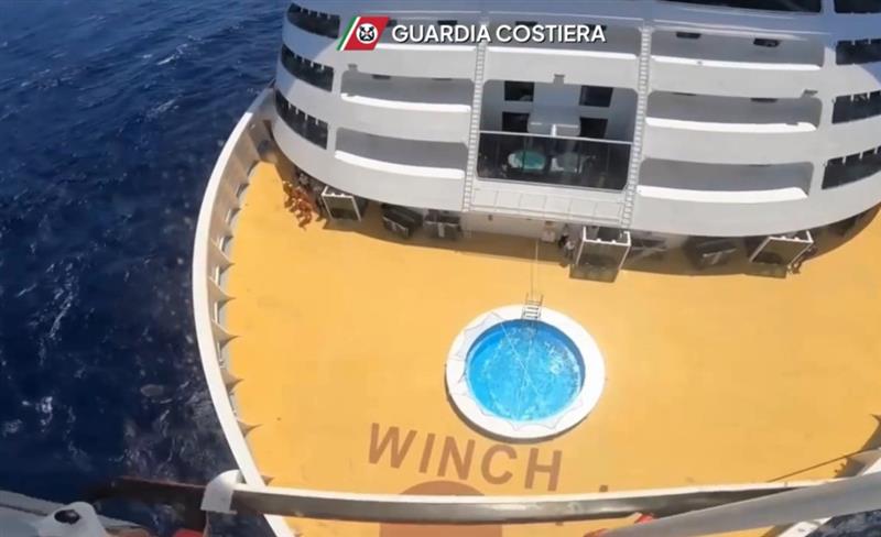 Soccorso in mare: evacuato con l'elicottero passeggero spagnolo da una nave da crociera al largo di Teulada