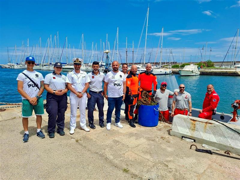 Una rete mortale lunga duecento metri intrappola il golfo: i sommozzatori liberano i fondali di Porto Torres