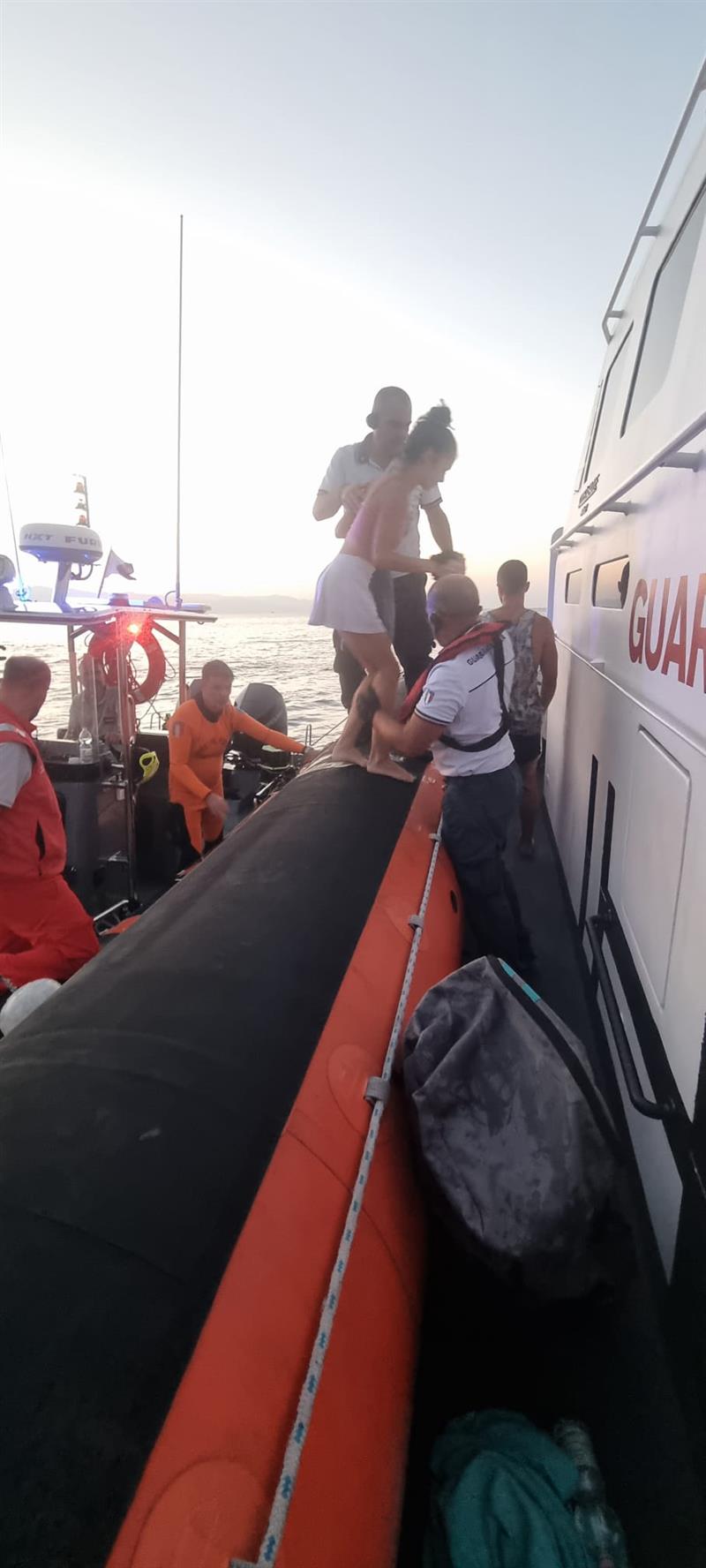 Il maestrale spinge la tavola contro gli scogli a Cagliari: due ventenni dispersi in mare trascorrono la notte intrappolati alla Sella del Diavolo