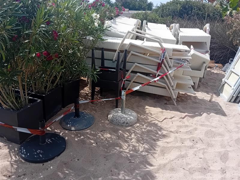 Sgomberate le spiagge tra Olbia e Arzachena: la Guardia Costiera sequestra mille metri quadri di arredi abusivi