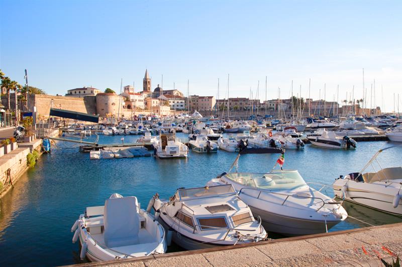 Il Comune di Alghero cambia le regole della tassa sui rifiuti e fa pagare la spazzatura anche alle barche