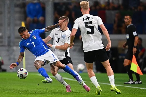 L’Italia di Nicolò Barella supera l’Estonia, ma rimane al terzo posto nel girone. In rete Retegui (2), Kean, Raspadori e Bastoni