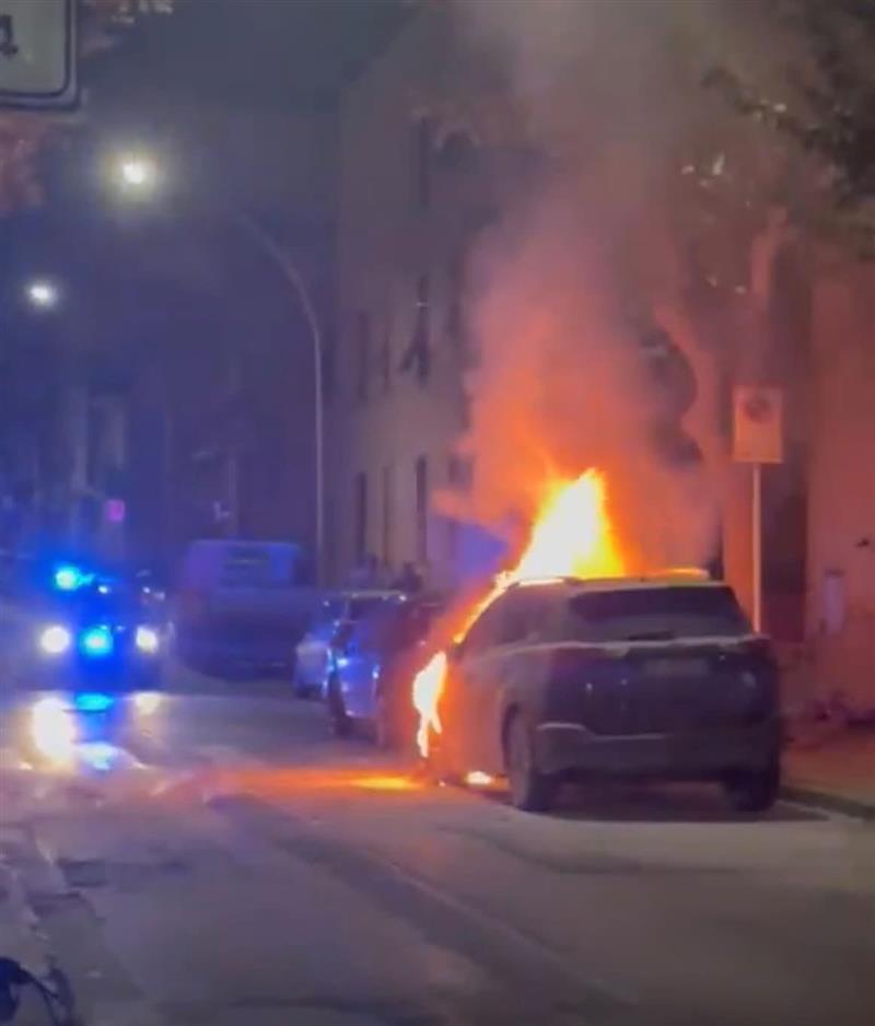 Alghero, due auto a fuoco nella notte: indagini in via Cravellet e via Foradada