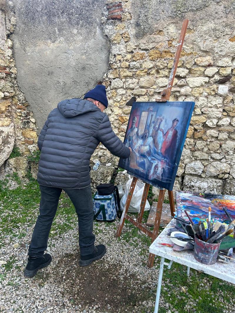 Turris Libisonis tra memoria e colore: l’arte celebra l’antica Roma a Palazzo del Marchese