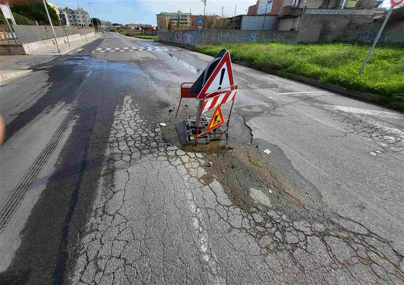Tra Cagliari e Monserrato l’acqua scorre, la burocrazia galleggia. Cronaca di uno spreco immobile