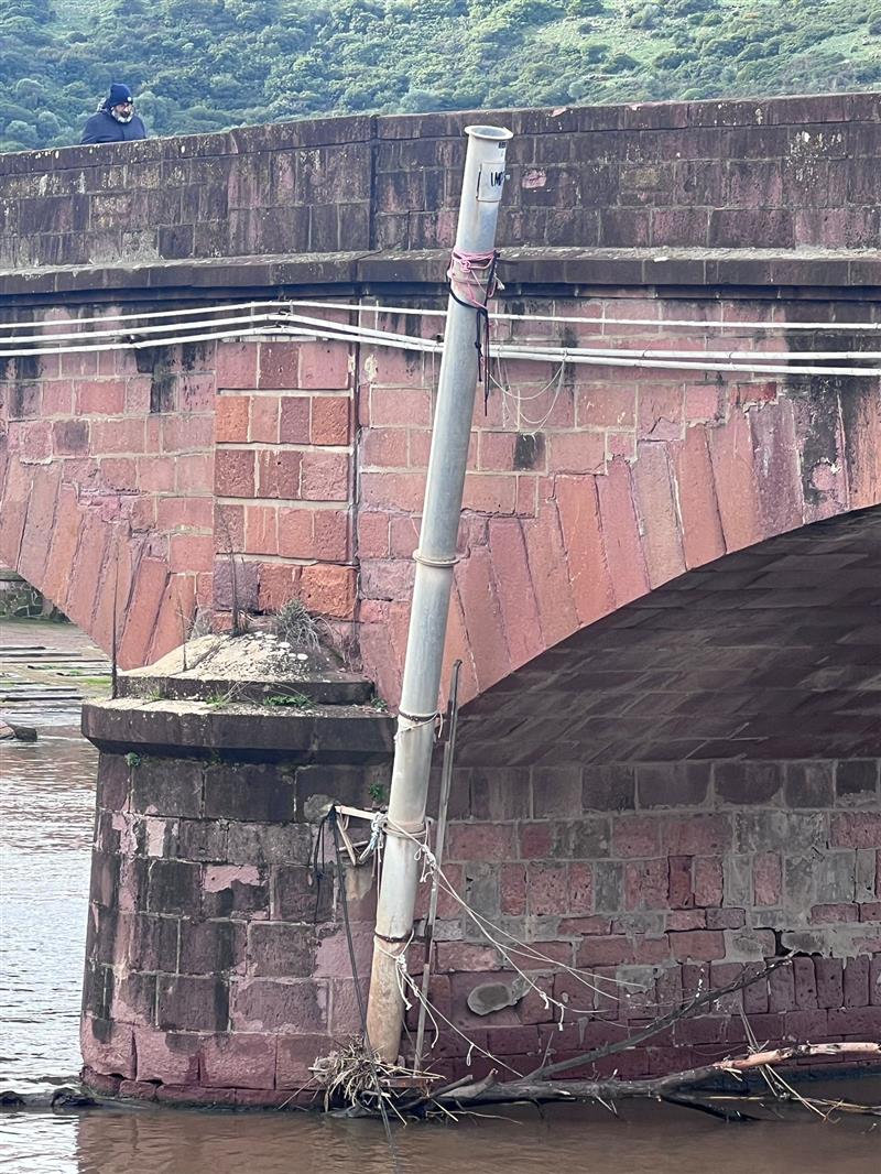 Bosa, il Temo si ingrossa e "fa pulizia". Via d