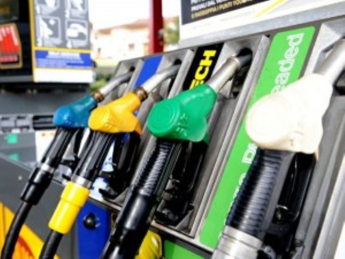 Truffa e aggressione al distributore di benzina: due denunciati a Cagliari