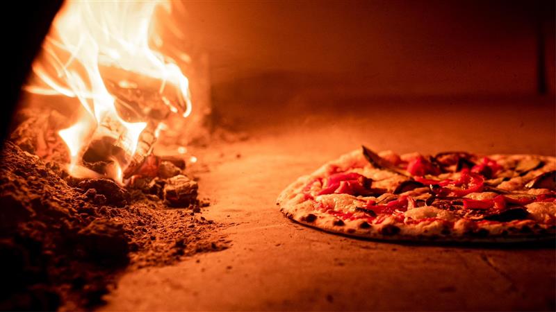 Cagliari, blatta nella pizza: scatta la querela per diffamazione e tentata estorsione
