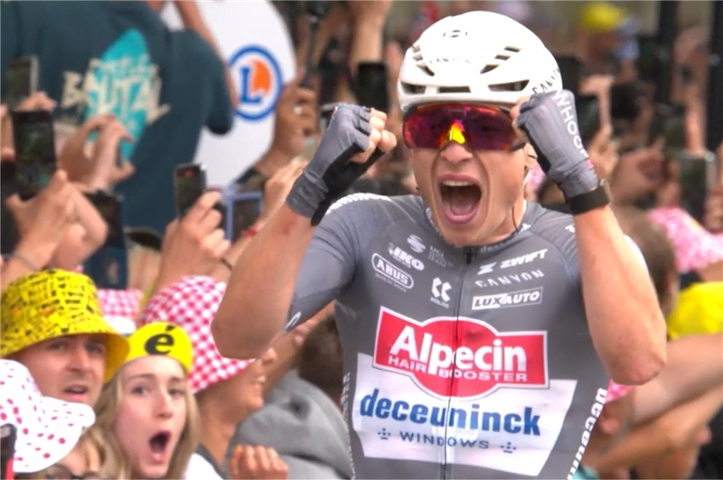 Il vento di Lille beffa Evenepoel e Milan: Philipsen vince e veste il giallo