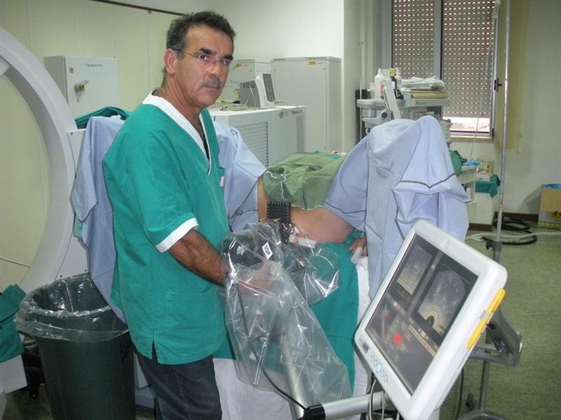 Il direttore di Urologia Angelo Tedde durante un intervento