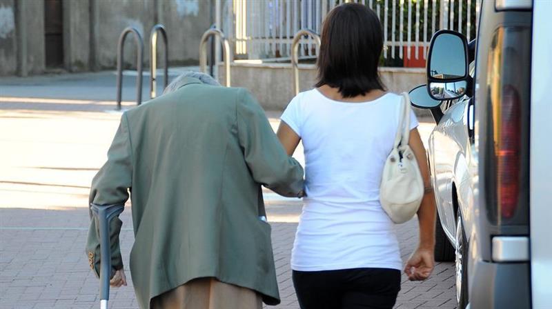 Alghero, prelievi illeciti col bancomat di un'anziana: denunciata la badante