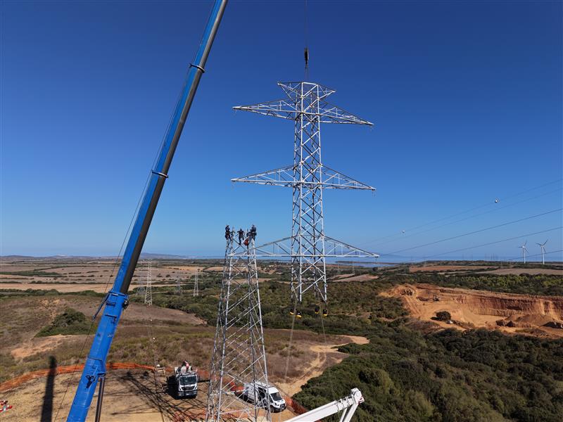 Codrongianos, rinnovato un sostegno dell’elettrodotto tra Fiume Santo e Porto Torres