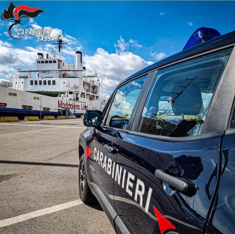 La Maddalena. Il "kit" del piccolo spacciatore: droga, coltello e 850 euro. Scattano le manette per un minore