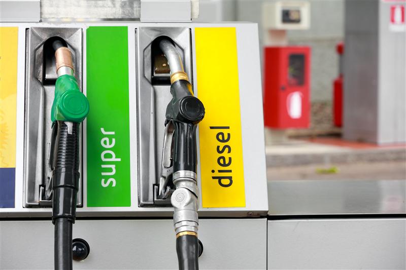 Il diesel ha messo la freccia: costa più della benzina. Lo Stato incassa, le campagne piangono