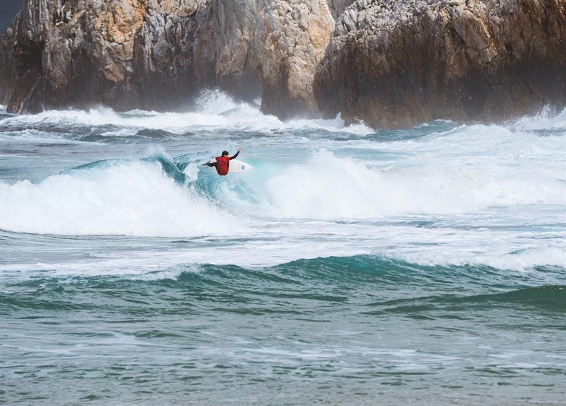 Gli juniores tra le onde di Buggerru per la prima tappa del campionato italiano di surf