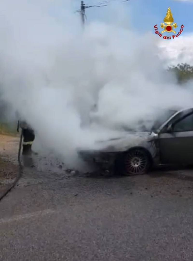 Auto in fiamme sulla SP 44 nel sassarese: Intervento tempestivo dei vigili del fuoco