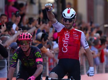 Giro d'Italia: 5ª tappa da Genova a Lucca, sfida tra velocisti e strategie di squadra