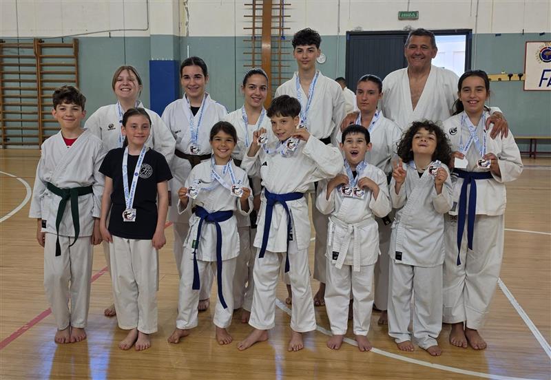 L'avanzata algherese sbanca Oristano: tredici medaglie agli internazionali di karate sotto gli occhi del campione Maniscalco