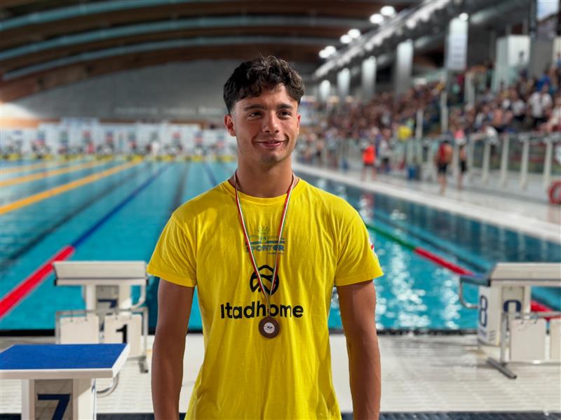 Nuoto, Salvatore Ciancilla riscrive la storia del delfino sardo: record assoluto nei 100 metri al Trofeo Nicoletti