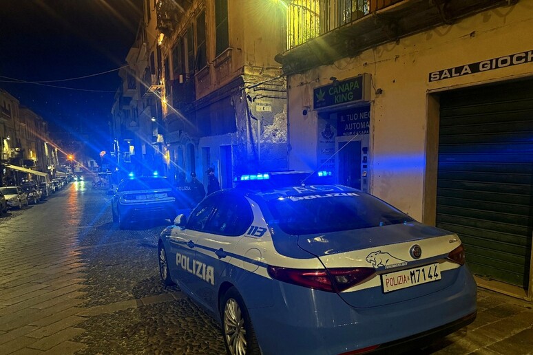 Sassari: trovato con otto coltelli a serramanico, denunciato dalla Polizia