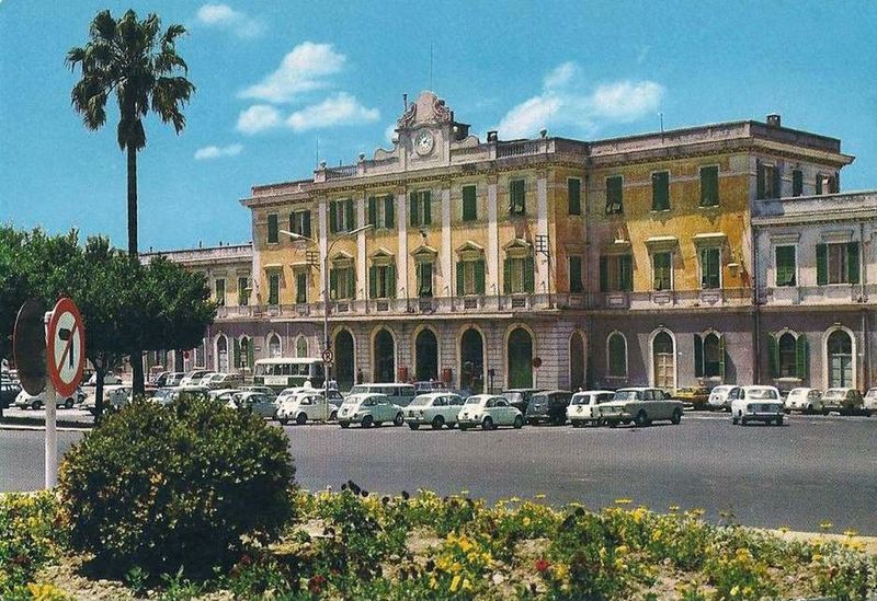 Sassari, spaccio ed eroina alla stazione: la fuga in monopattino finisce addosso a un poliziotto
