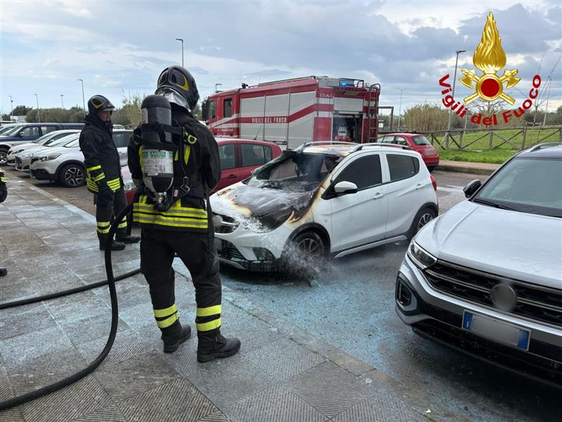 Sassari, auto a fuoco in via Ortobene: l'intervento lampo dei Vigili del Fuoco salva le macchine vicine