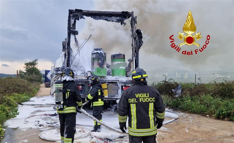 Il rogo è divampato nel pomeriggio. Il carico trasportava pezzi meccanici e olio sintetico. Nessun ferito