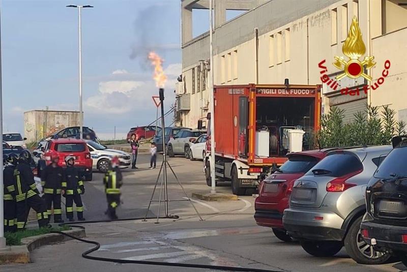 I Vigili del Fuoco svuotano il serbatoio e bruciano i residui con la torcia. Area messa in sicurezza nel pomeriggio: nessun ferito