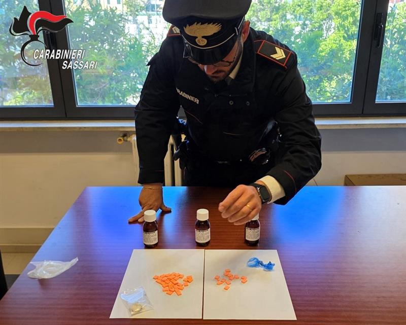 Il nervosismo tradisce lo spacciatore tra le strade di Stintino: i carabinieri gli trovano in casa ecstasy, cocaina e flaconi di metadone