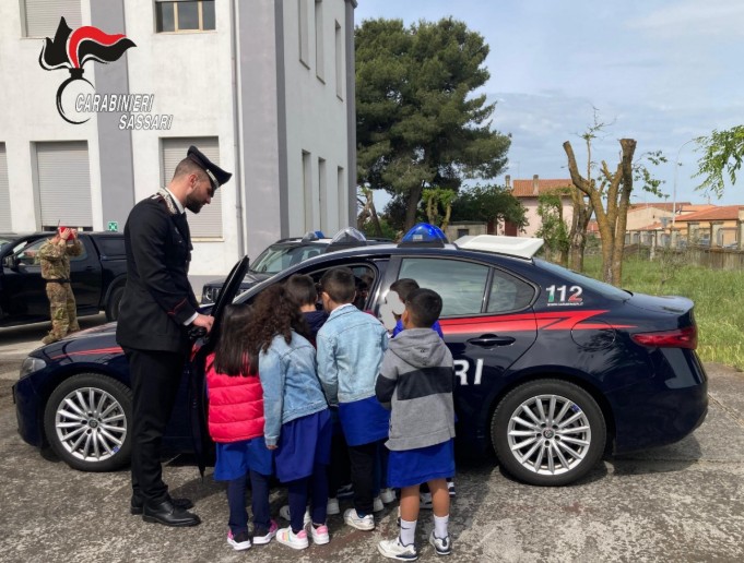 I cani antidroga e le pattuglie svelano la vita di caserma agli scolari di Pozzomaggiore