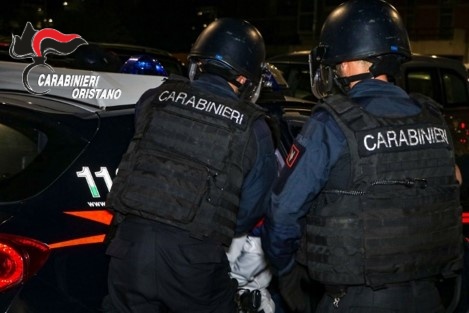Carabinieri e Polizia schierano i corpi speciali nel centro commerciale di Oristano per una maxi simulazione