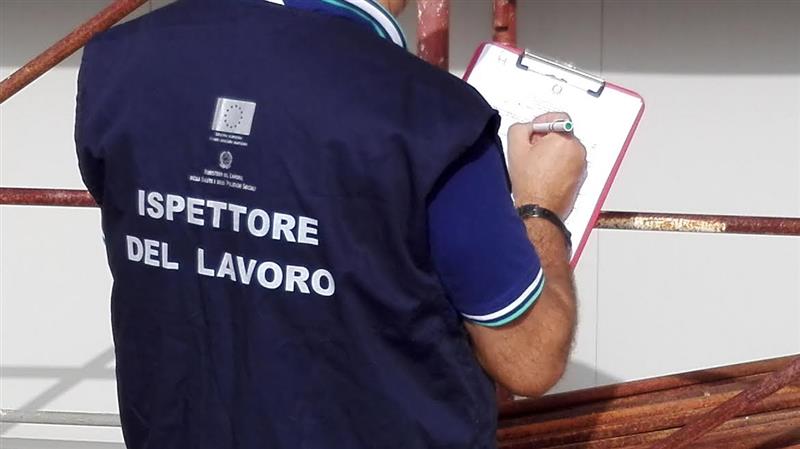 Cagliari, pizzeria chiusa per lavoro nero. Stangata d’estate