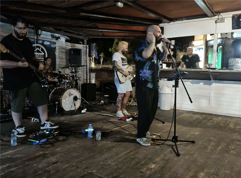 I Drones conquistano il Biancone Beach Bar: un tributo ai Muse convincente e coinvolgente
