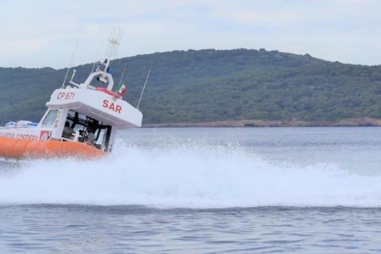 Corsa contro il tempo nelle acque di Porto Conte: velista colto da malore salvato dalla Guardia Costiera e dall
