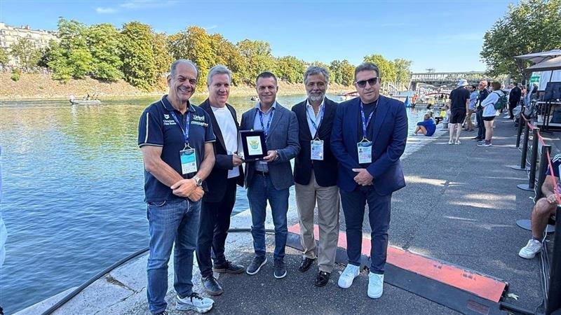 La bandiera dei campionati europei di nuoto vola da Parigi ad Alghero: la Riviera del Corallo ospiterà l'edizione del 2027