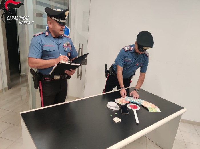 Valledoria, trovato con cocaina ed eroina in casa: arrestato un uomo