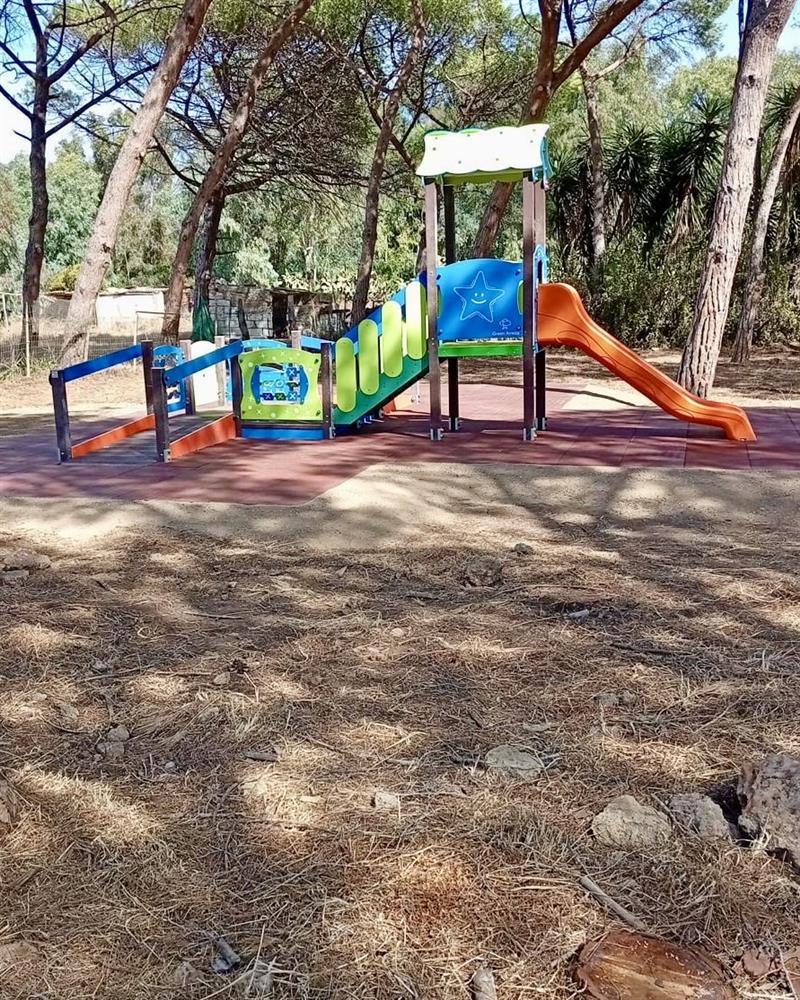 Alghero, completate le nuove aree giochi in quattro borgate. Interventi in programma nelle scuole e al Parco Tarragona.