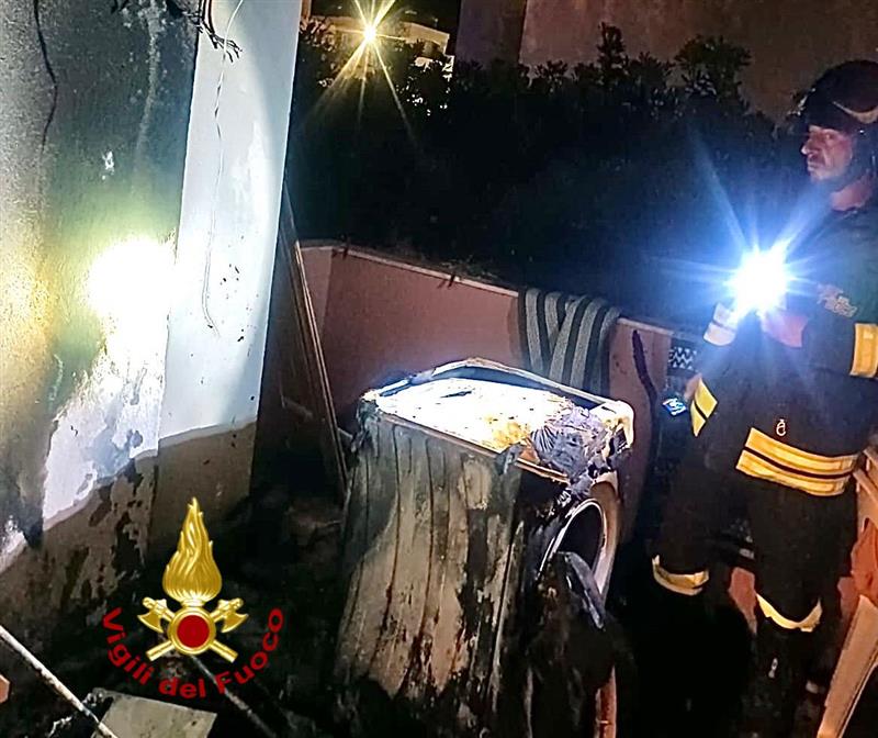 Alghero, fiamme nella notte in via Malta: l'intervento al biossido di carbonio spegne il rogo domestico