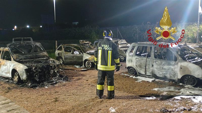 Sassari, viale Porto Torres avvolto dal fuoco: nove auto distrutte nel rogo notturno in concessionaria
