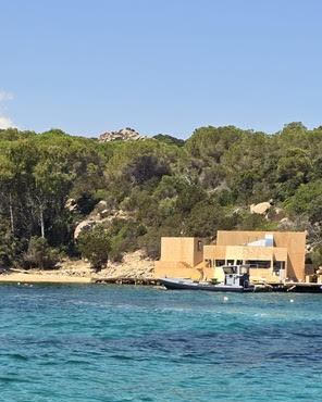 Arzachena, è autorizzata quella struttura nel mare di Poltu Quatu?